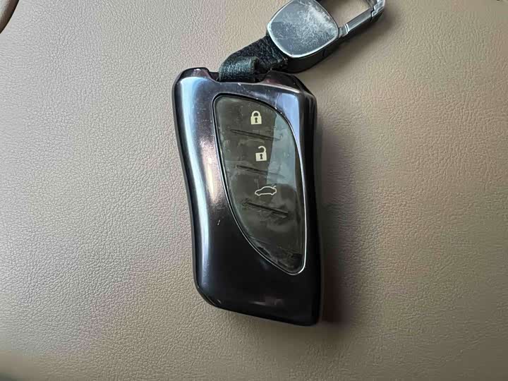 Фото 25 - Lexus ES