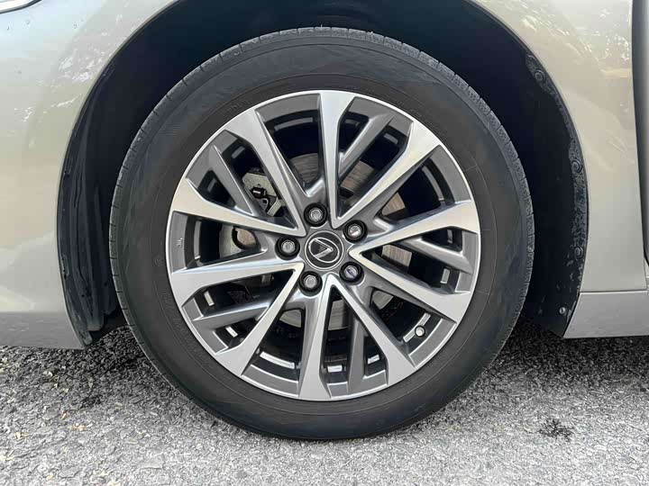 Фото 26 - Lexus ES