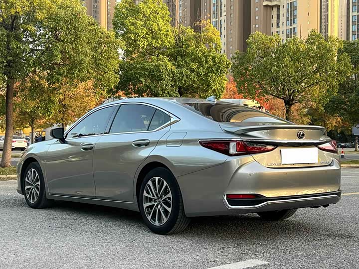 Фото 5 - Lexus ES