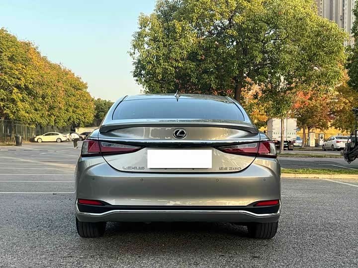 Фото 6 - Lexus ES