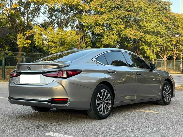 Фото 7 - Lexus ES