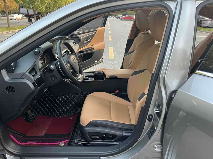 Фото 8 - Lexus ES