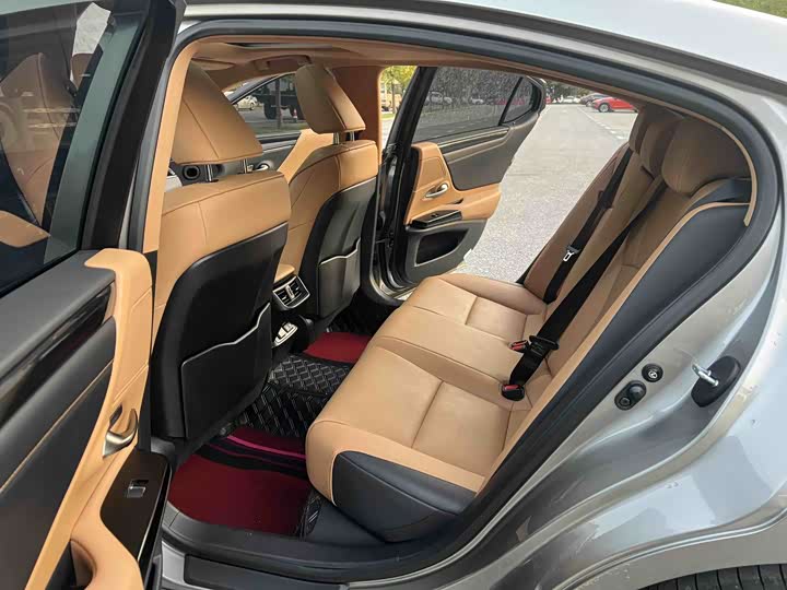 Фото 9 - Lexus ES