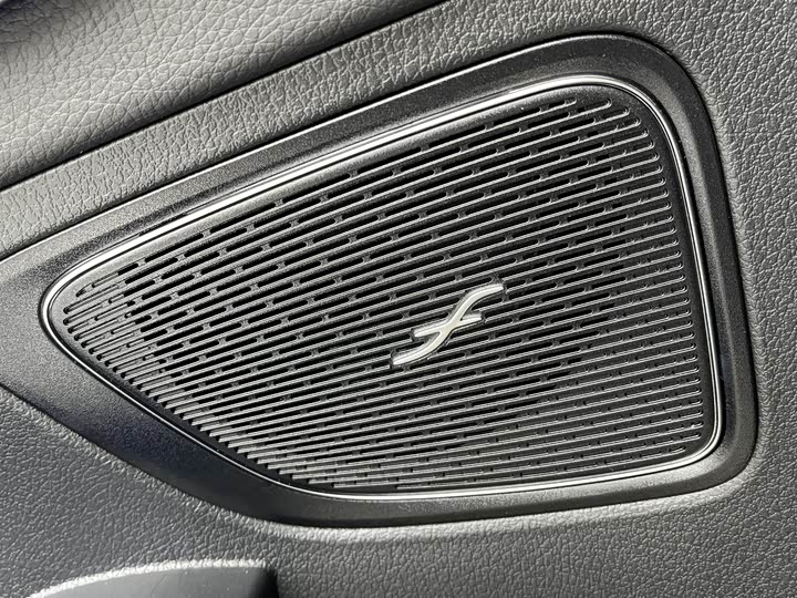 Фото 13 - Mercedes-Benz C-Class