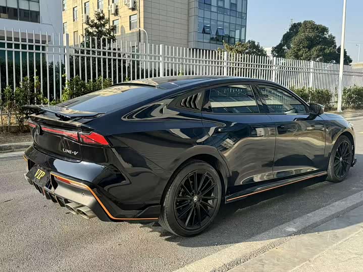 Фото 15 - Changan UNI-V