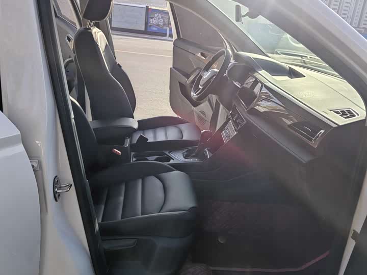 Фото 9 - Volkswagen Tharu