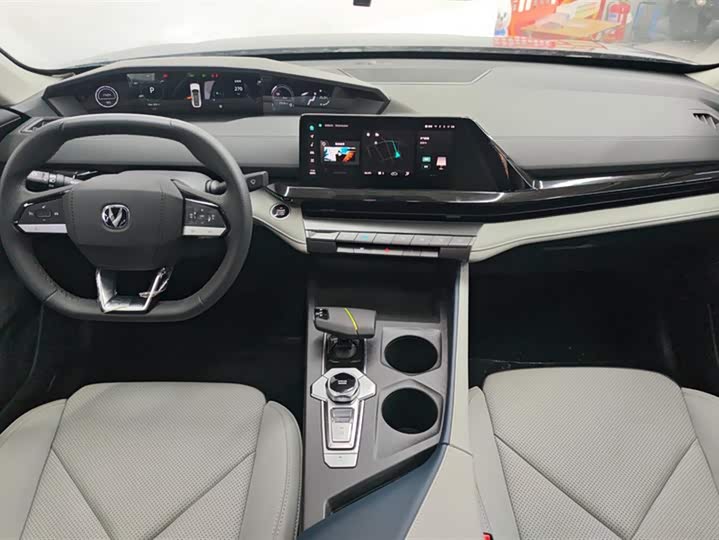 Фото 12 - Changan UNI-V Hybrid