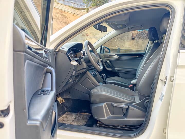 Фото 10 - Volkswagen Tiguan L Pro