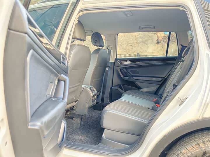 Фото 11 - Volkswagen Tiguan L Pro