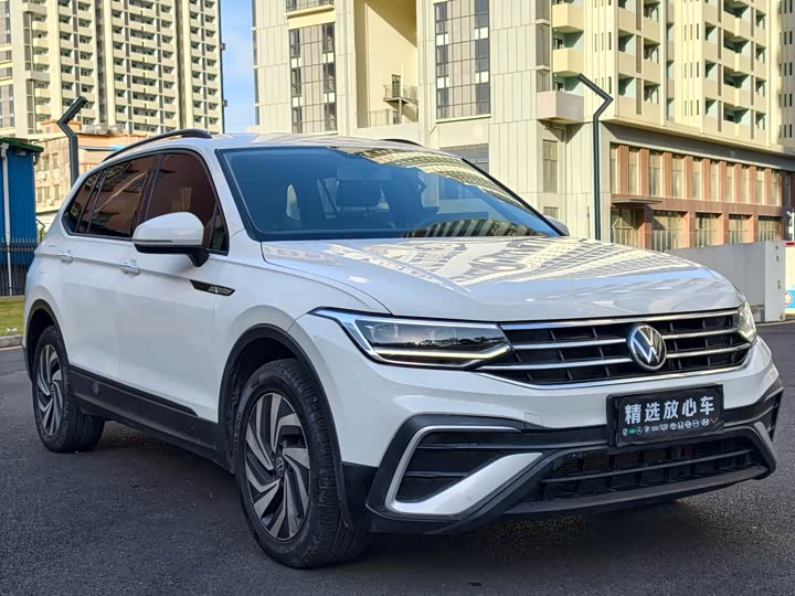 Фото 3 - Volkswagen Tiguan L Pro