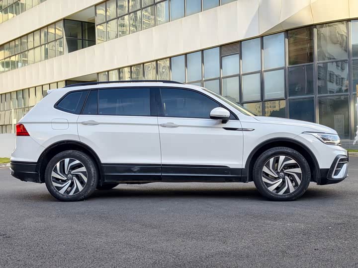 Фото 7 - Volkswagen Tiguan L Pro