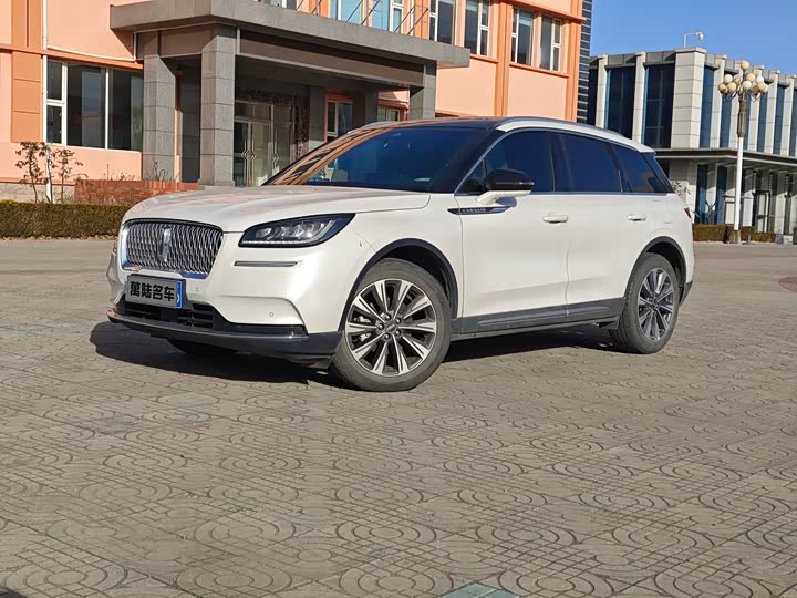 Фото 1 - Lincoln Corsair