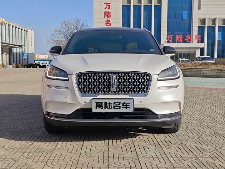 Фото 2 - Lincoln Corsair