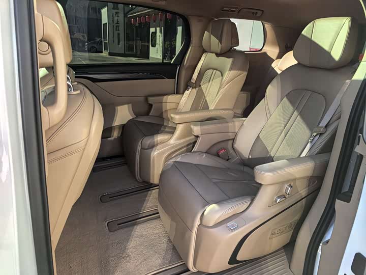 Фото 17 - Buick GL8 ES