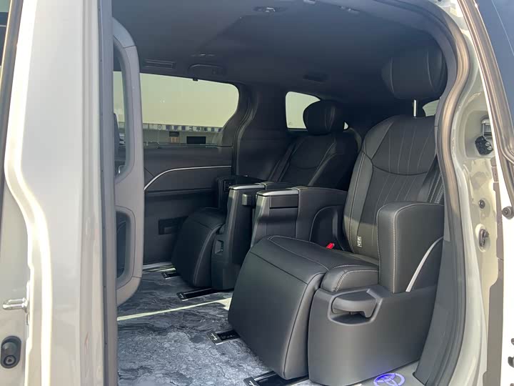 Фото 10 - Toyota Sienna