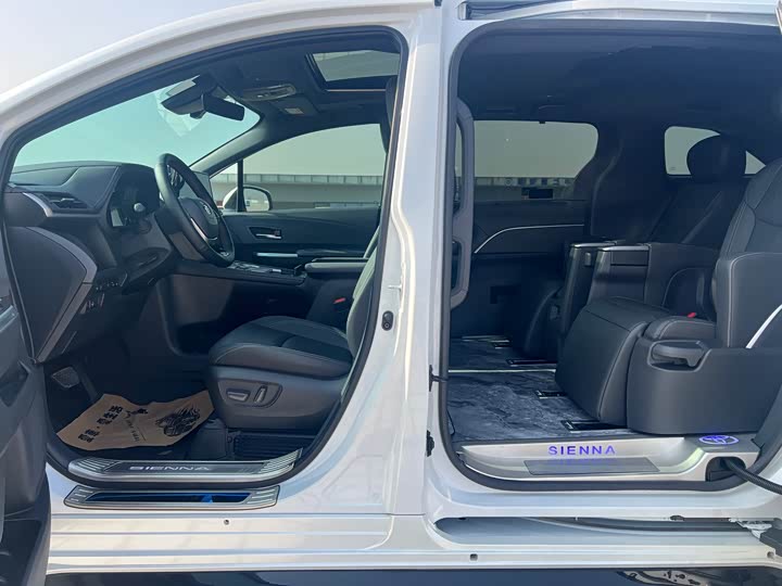 Фото 11 - Toyota Sienna