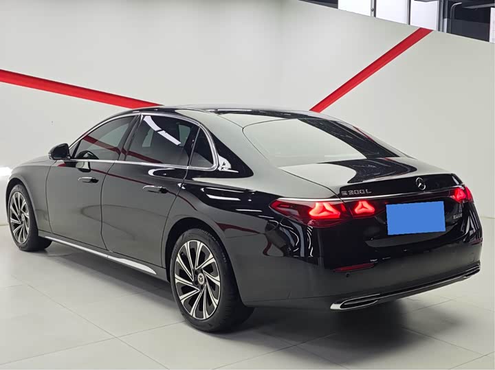 Фото 14 - Mercedes-Benz E-Class