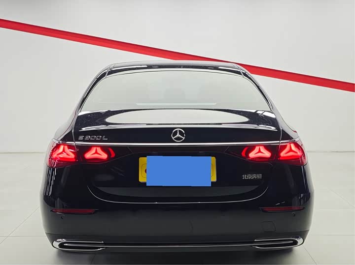 Фото 15 - Mercedes-Benz E-Class