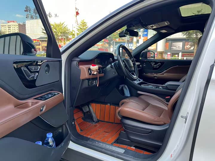 Фото 5 - Lincoln Aviator