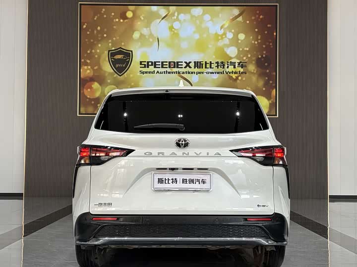 Фото 18 - Toyota Granvia