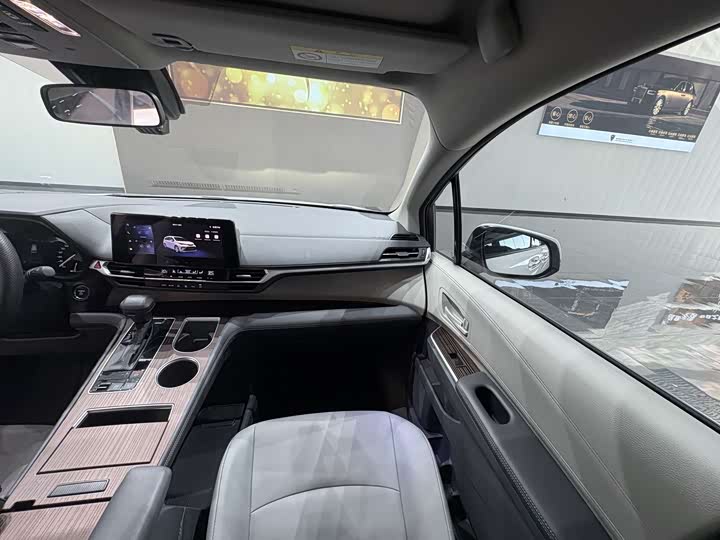 Фото 20 - Toyota Granvia