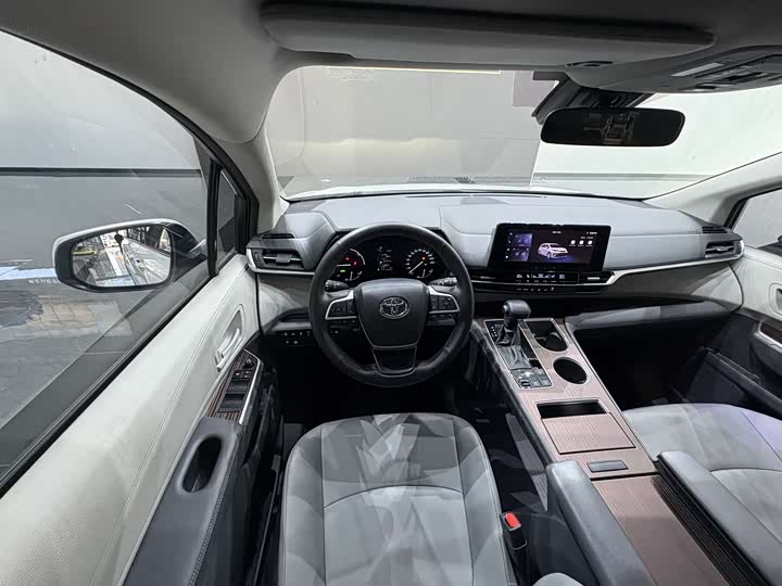 Фото 22 - Toyota Granvia