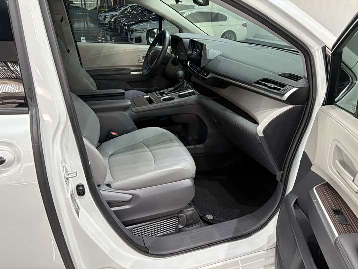 Фото 8 - Toyota Granvia