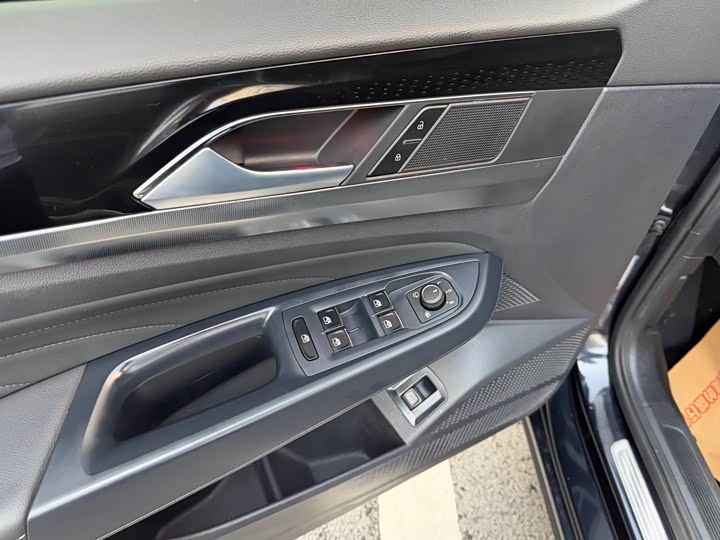 Фото 10 - Volkswagen Passat