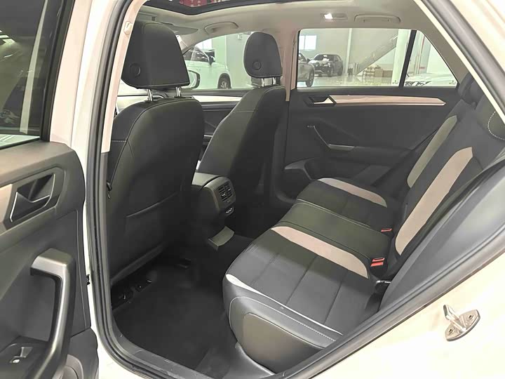 Фото 10 - Volkswagen T-Roc