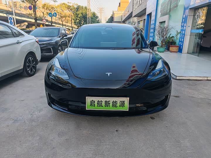 Фото 2 - Tesla Model 3