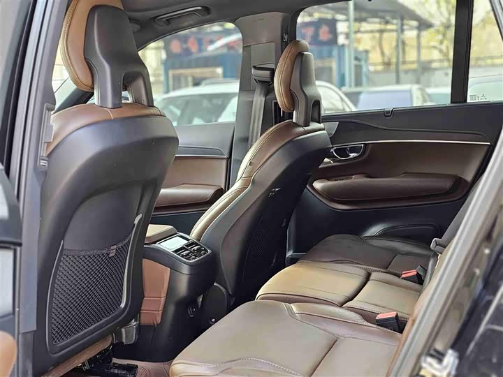 Фото 16 - Volvo XC90