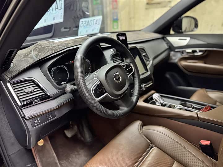 Фото 8 - Volvo XC90