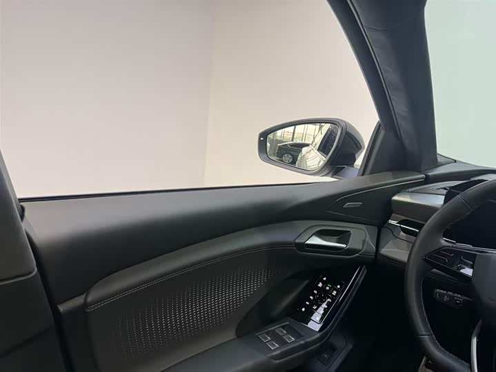 Фото 10 - Audi Q6L e-tron