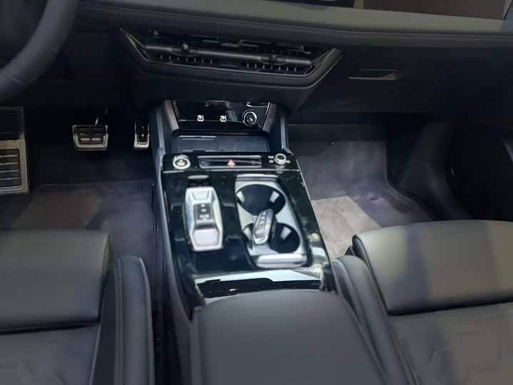 Фото 11 - Audi Q6L e-tron