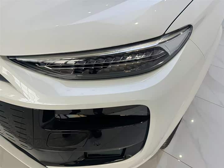 Фото 12 - Audi Q6L e-tron