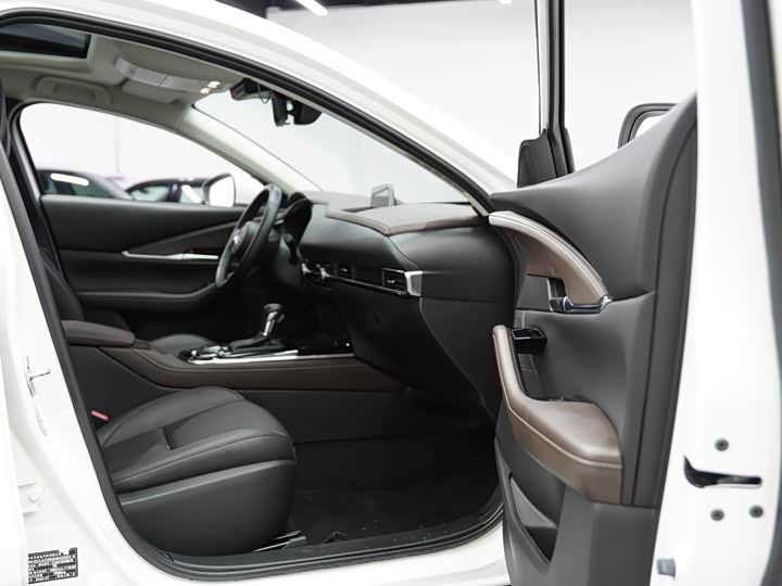 Фото 23 - Mazda CX-30