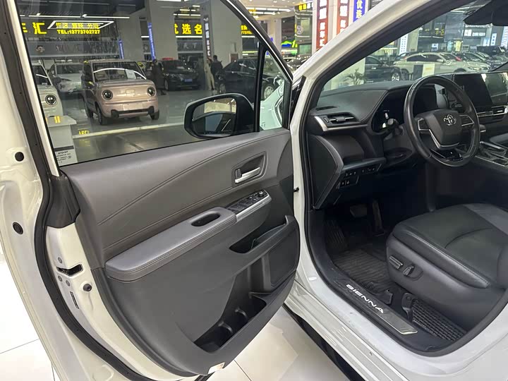 Фото 11 - Toyota Sienna