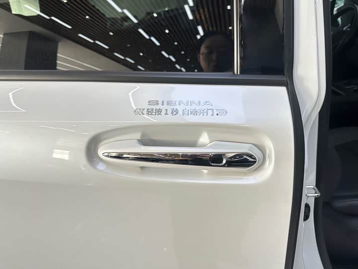 Фото 21 - Toyota Sienna