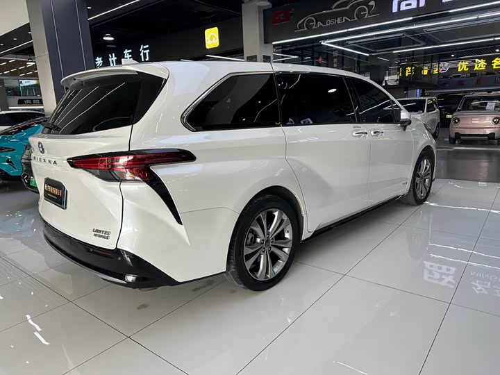 Фото 7 - Toyota Sienna