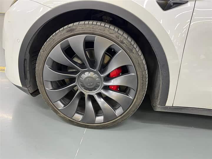 Фото 10 - Tesla Model Y