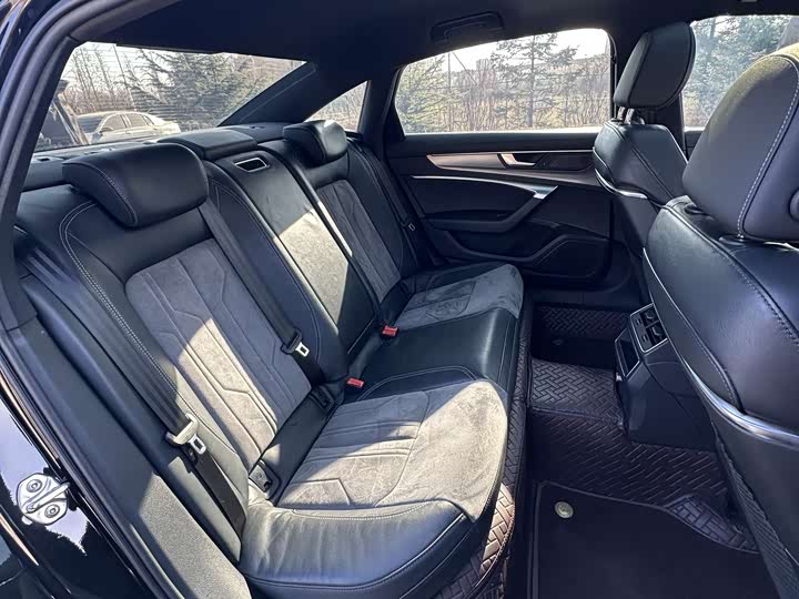 Фото 16 - Audi A6L