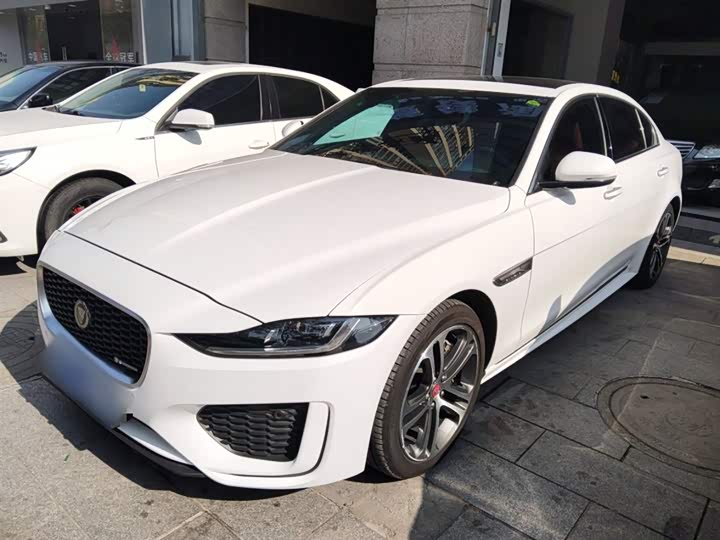 Фото 1 - Jaguar XE L