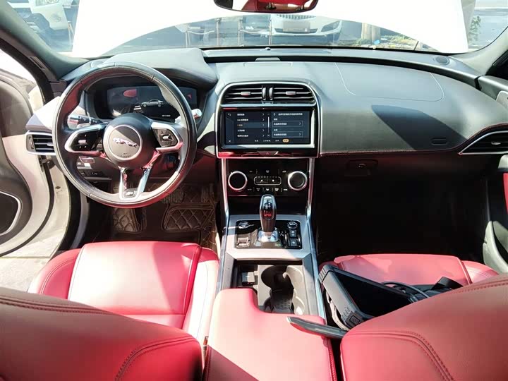 Фото 10 - Jaguar XE L