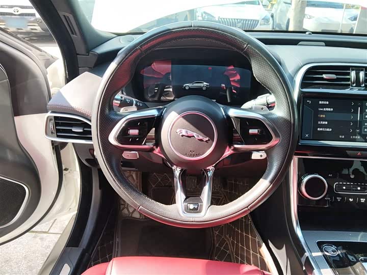 Фото 11 - Jaguar XE L