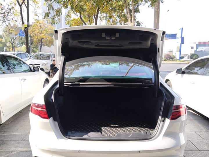 Фото 19 - Jaguar XE L