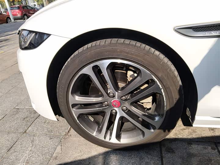 Фото 23 - Jaguar XE L