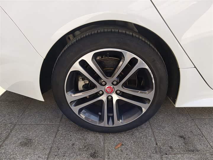 Фото 26 - Jaguar XE L