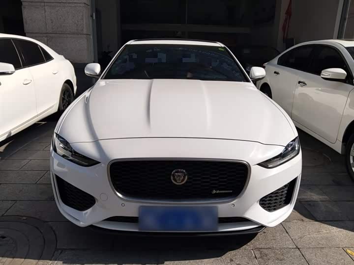 Фото 3 - Jaguar XE L