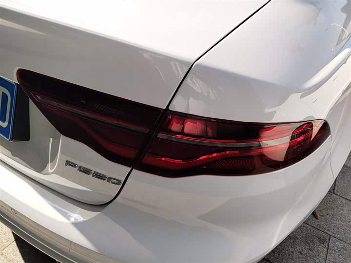 Фото 8 - Jaguar XE L