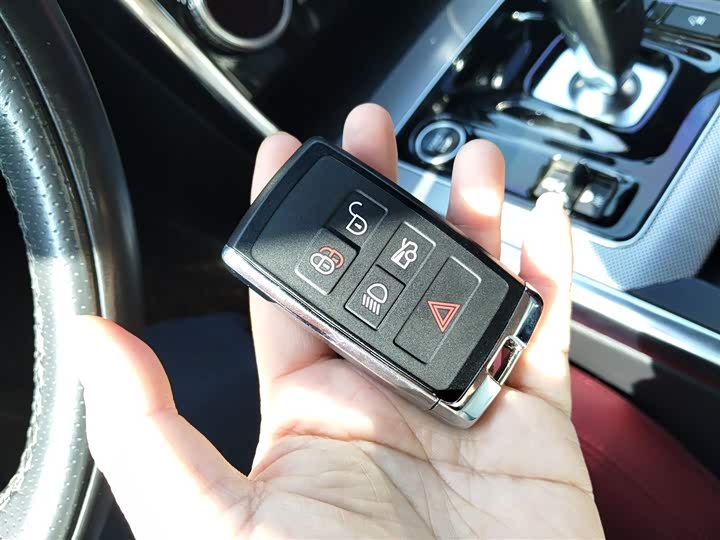 Фото 9 - Jaguar XE L